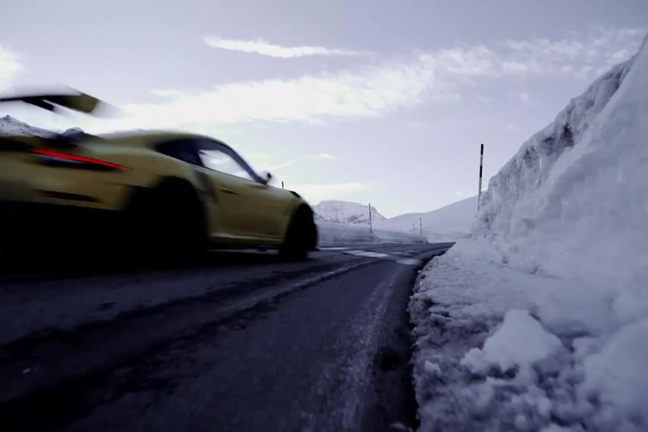 Porsche 911S e 911 GT2 RS foram dançar “ballet” em cima do gelo!