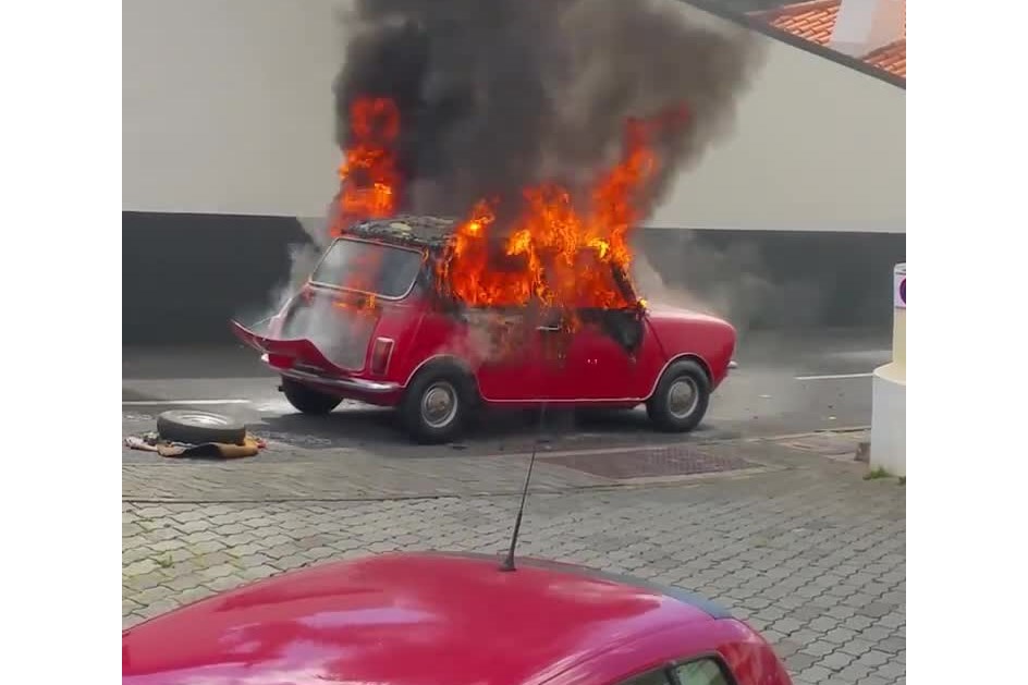 Mini destruído pelas chamas no Funchal