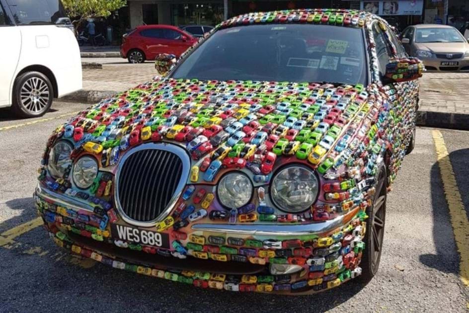 Este Jaguar está decorado com milhares de miniaturas automóveis