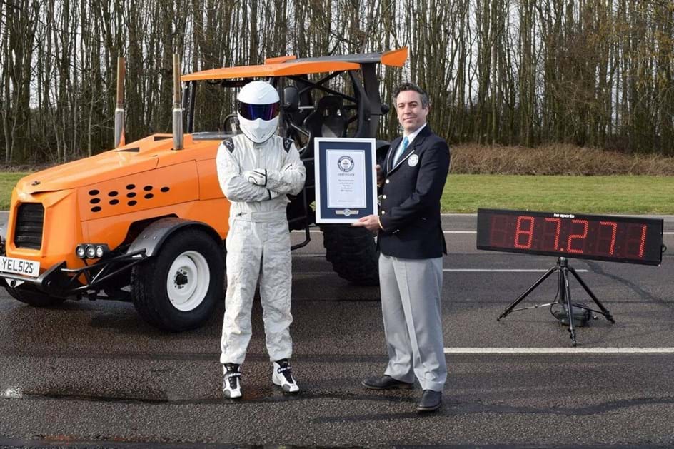 The Stig foi até aos 147.92 km/h e bateu recorde do tractor mais rápido do mundo!