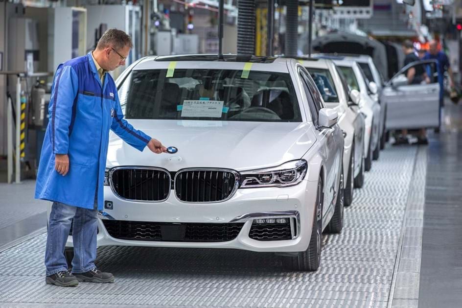 BMW vai parar de fabricar o Série 7… a gasolina!
