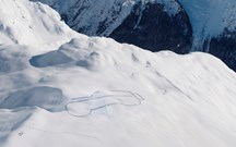 Land Rover desenhou Defender gigante na neve dos Alpes