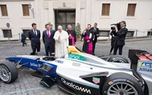 António Félix da Costa e pilotos da Fórmula E abençoados pelo Papa Francisco