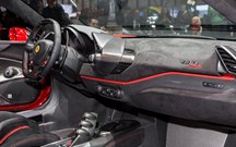 Não há Alcantara que chegue para forrar tanto carro!