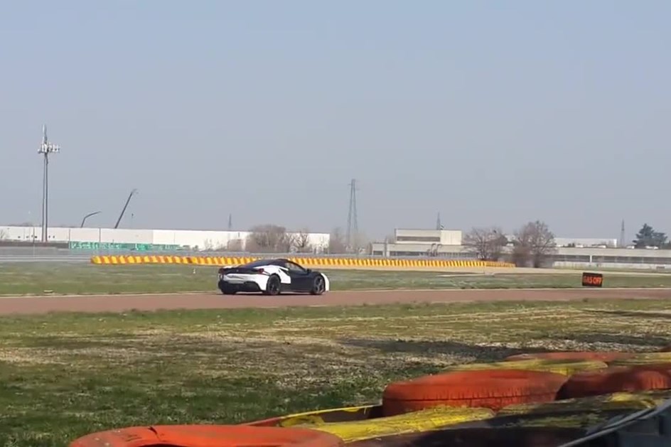 Ferrari apanhado a testar arranque… em modo elétrico!