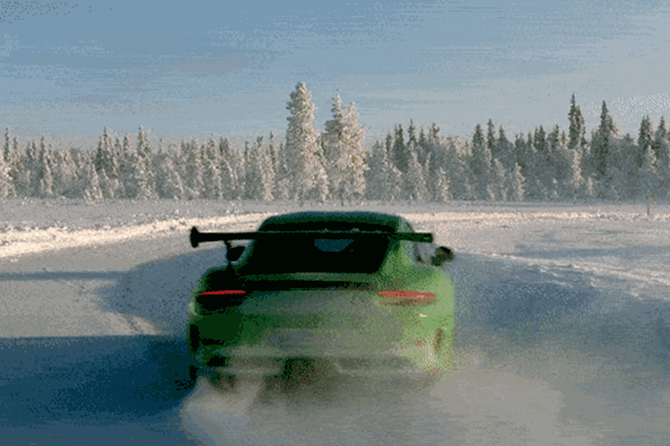 Porsche 911 GT3 RS acelera em pista… de neve!