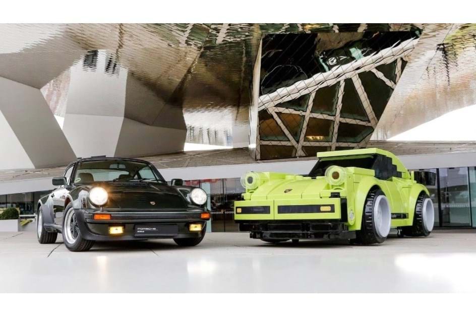 Há um 911 Turbo em Lego parado à porta do Museu da Porsche!