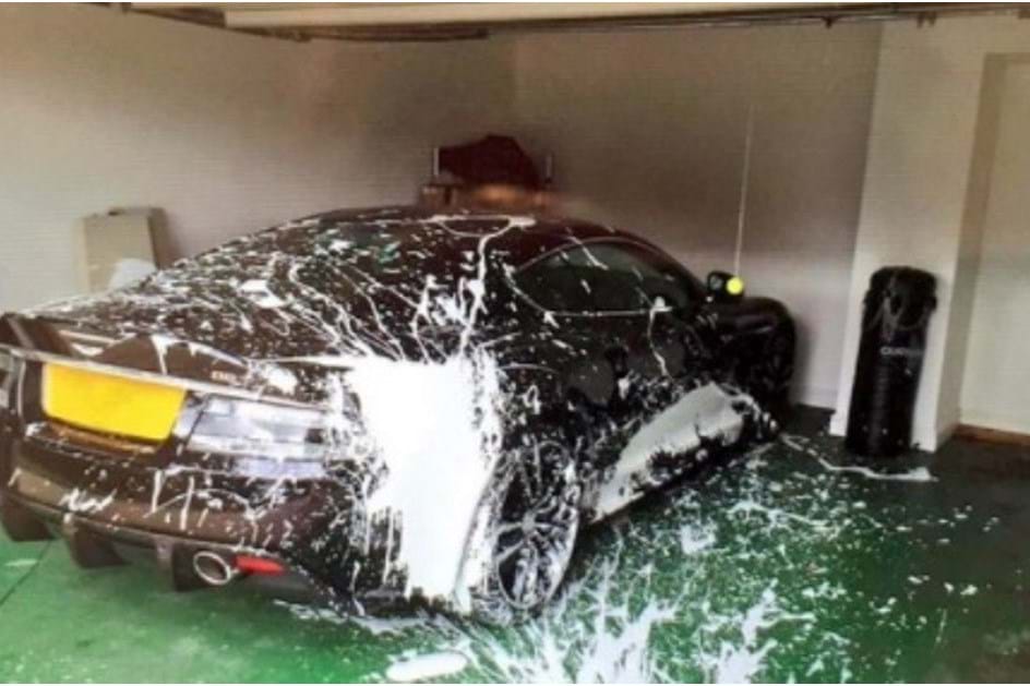 O dono deste Aston Martin vai ter pesadelos durante meses!
