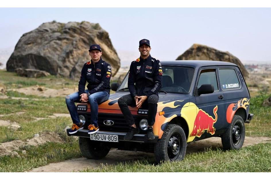 Pilotos da Red Bull trocaram F1 por um... Lada Niva!