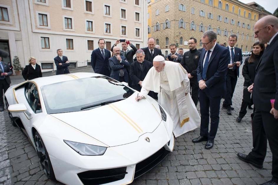 Lamborghini do Papa Francisco pode render 350 mil euros