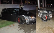 Lamborghini Huracán cortado ao meio por poste de iluminação