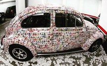 Forraram o VW Beetle do amigo com 15 mil cromos do Mundial!