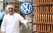 Sabia que a Volkswagen vende mais salsichas que carros?