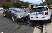 Tesla vai contra carro de polícia e condutor culpa Autopilot