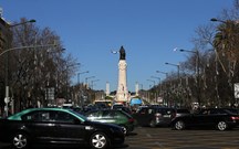 Táxis pretos e verdes e no máximo com 10 anos de idade