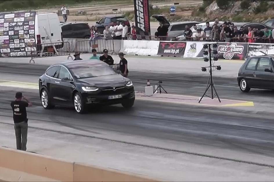 Tesla Model X é protagonista de "drag race" em Fátima