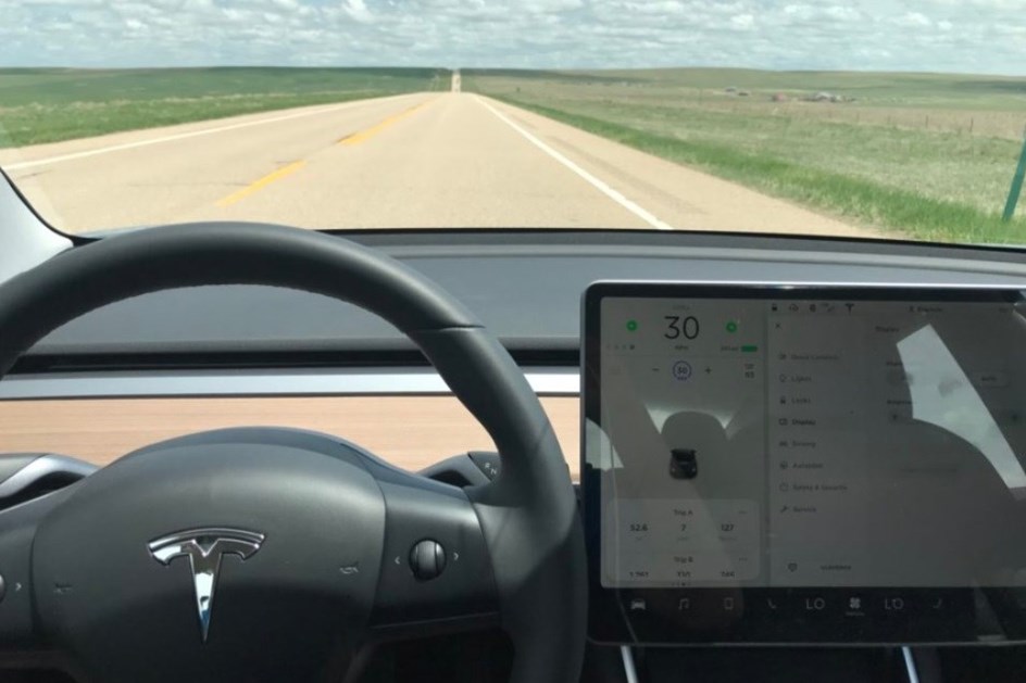 Polícia trava condutor de Tesla por achar que tem computador no tablier