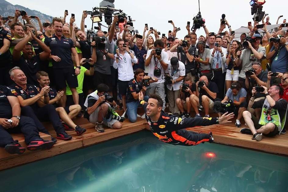Ricciardo festejou com uma “chapa”… a pedido de Hamilton!