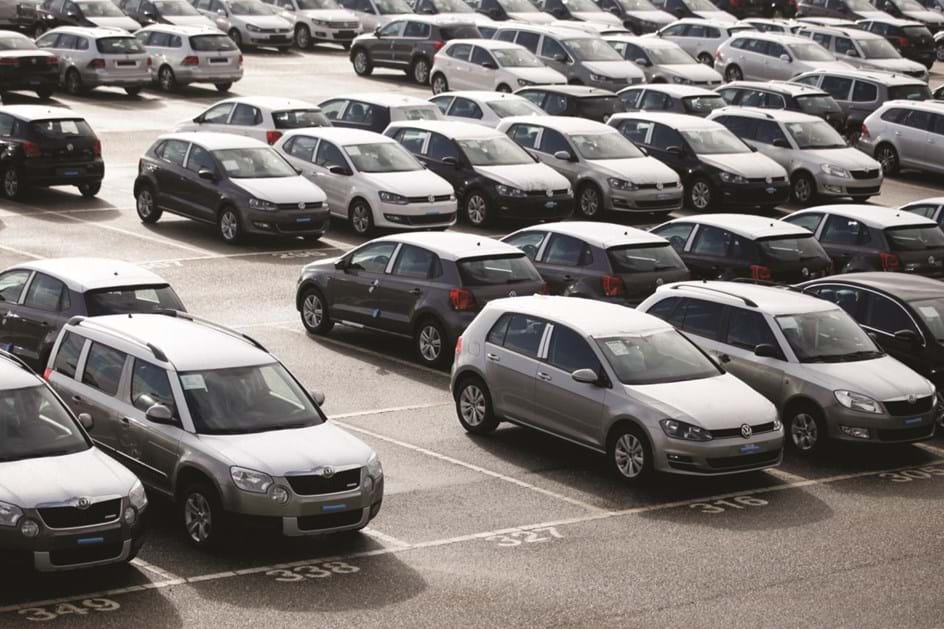 Vendas de automóveis voltam a cair em abril pelo terceiro mês consecutivo