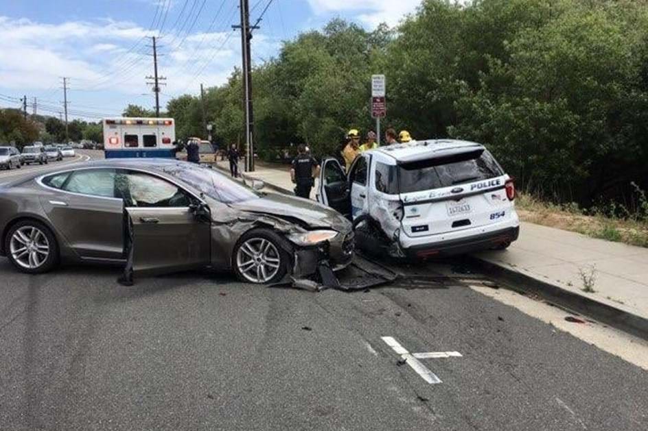 Tesla vai contra carro de polícia e condutor culpa Autopilot