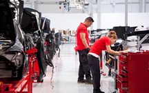 Tesla vai pôr clientes a produzir automóveis