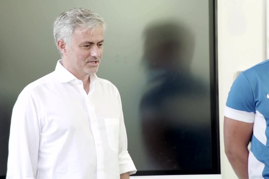 José Mourinho regressou à escola com a Jaguar XF Sportbrake