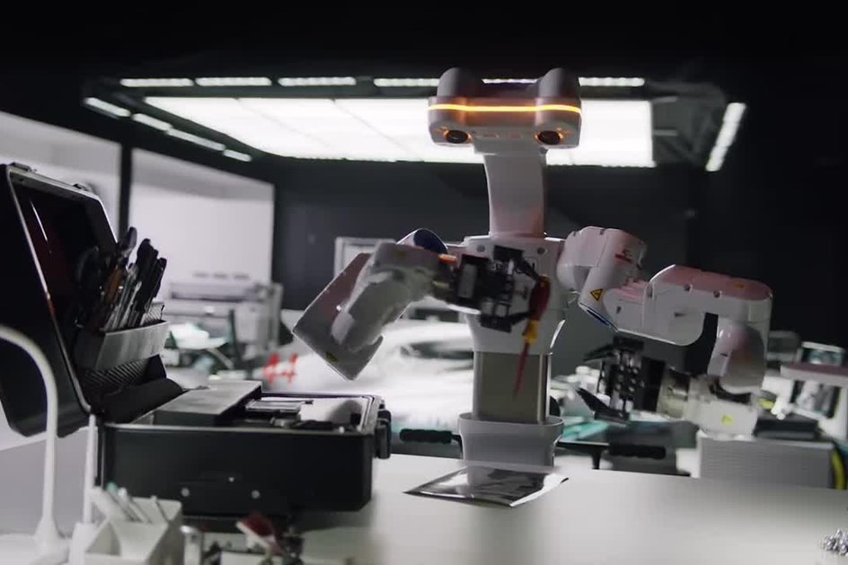 Conheça o novo elemento da Mercedes na F1, o robot Bertie!