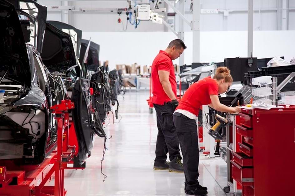 Tesla vai pôr clientes a produzir automóveis