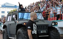 Maradona foi apresentado na Bielorrúsia em “tanque” militar!