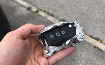 Embrulha a chave do seu carro em papel de alumínio? Devia…