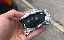 Embrulha a chave do seu carro em papel de alumínio? Devia…