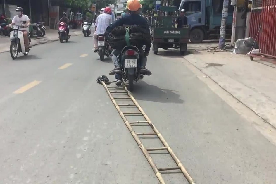 Como se transporta um escadote numa scooter? Assim...