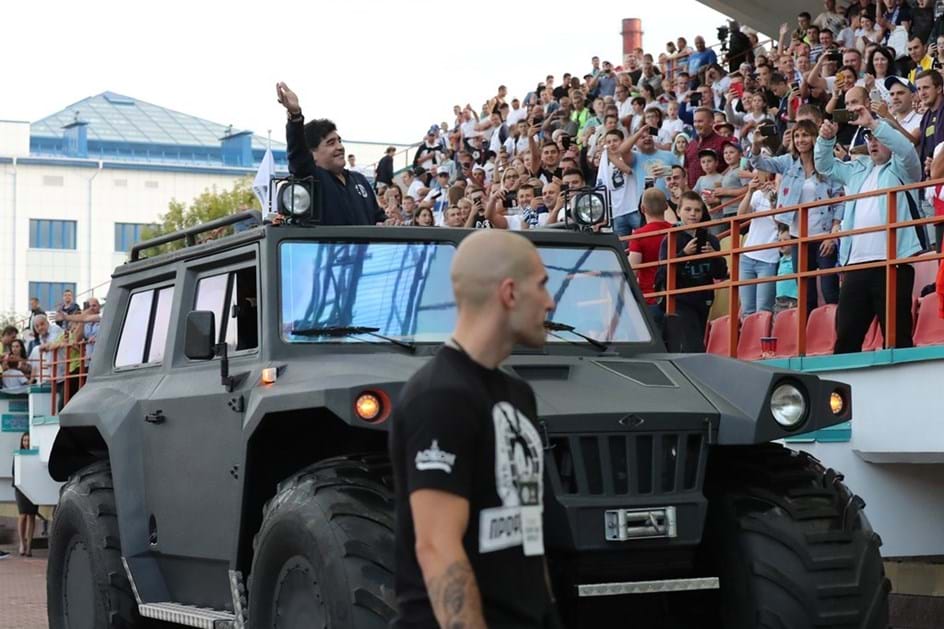 Maradona foi apresentado na Bielorrúsia em “tanque” militar!