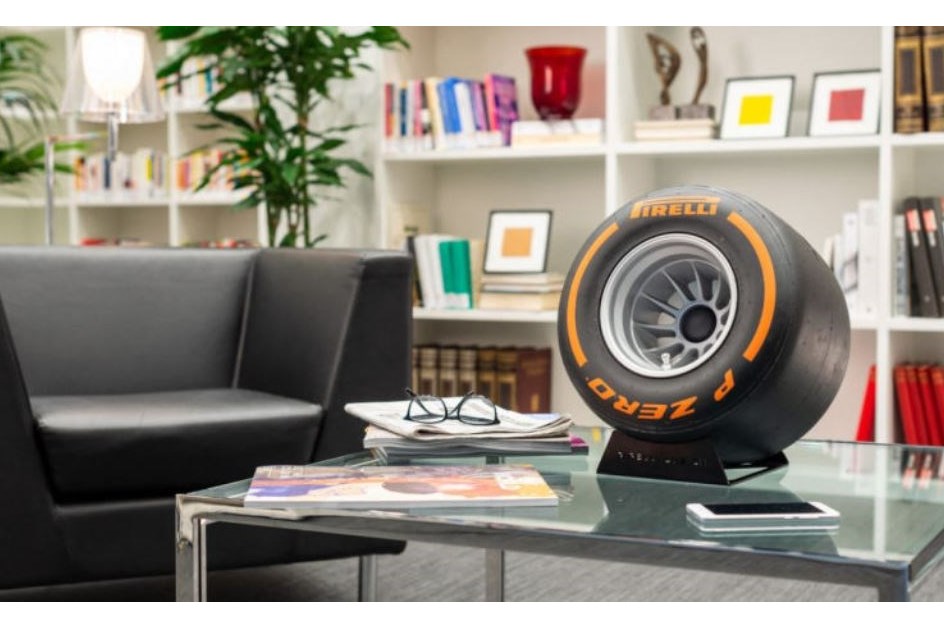 Pirelli lança coluna Bluetooth que é um pneu de Fórmula 1!