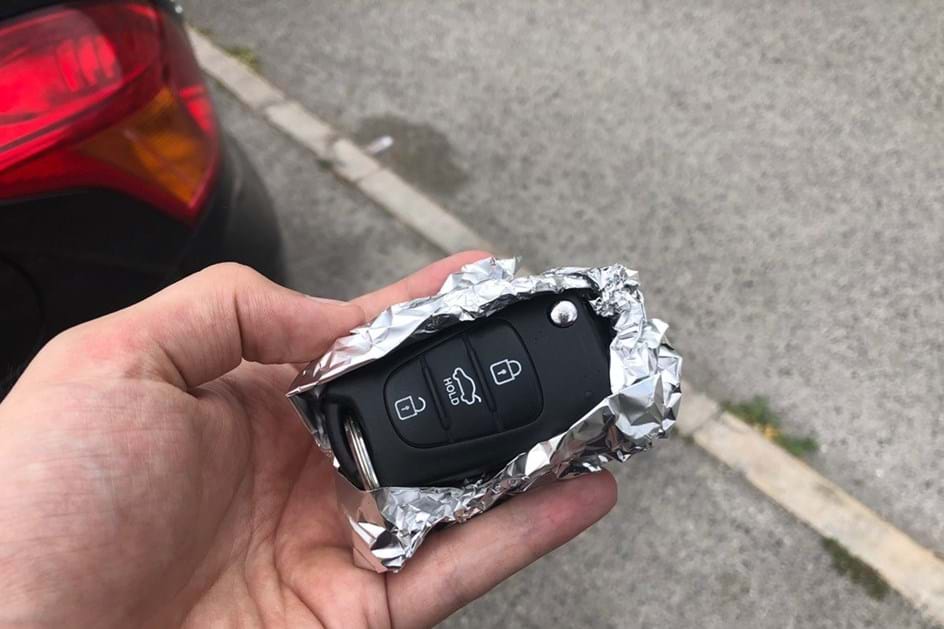 Embrulha a chave do seu carro em papel de alumínio? Devia…