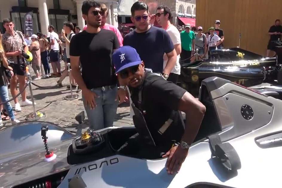 Usher deu nas vistas no Rali Gumball 3000 ao volante de um BAC Mono