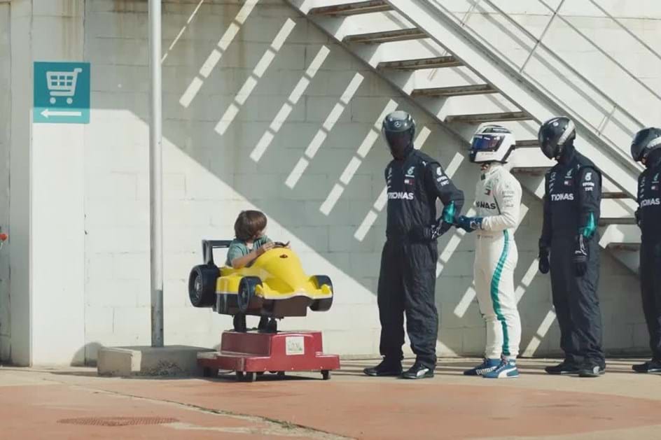 Mecânicos da Mercedes na F1 já não sabem o que fazer para passar o tempo…
