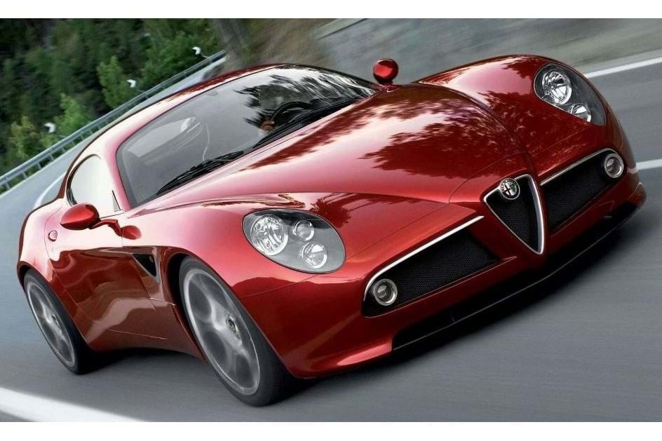 Novo Alfa Romeo 8C deverá ser híbrido de 800 cv