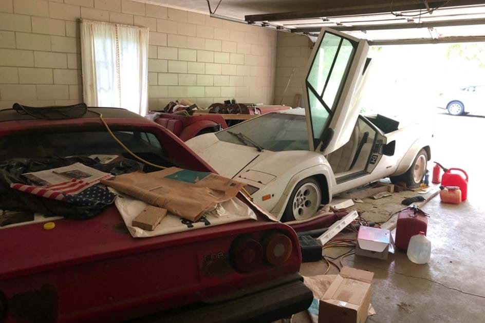 Encontrou Lamborghini e Ferrari abandonados na garagem da avó
