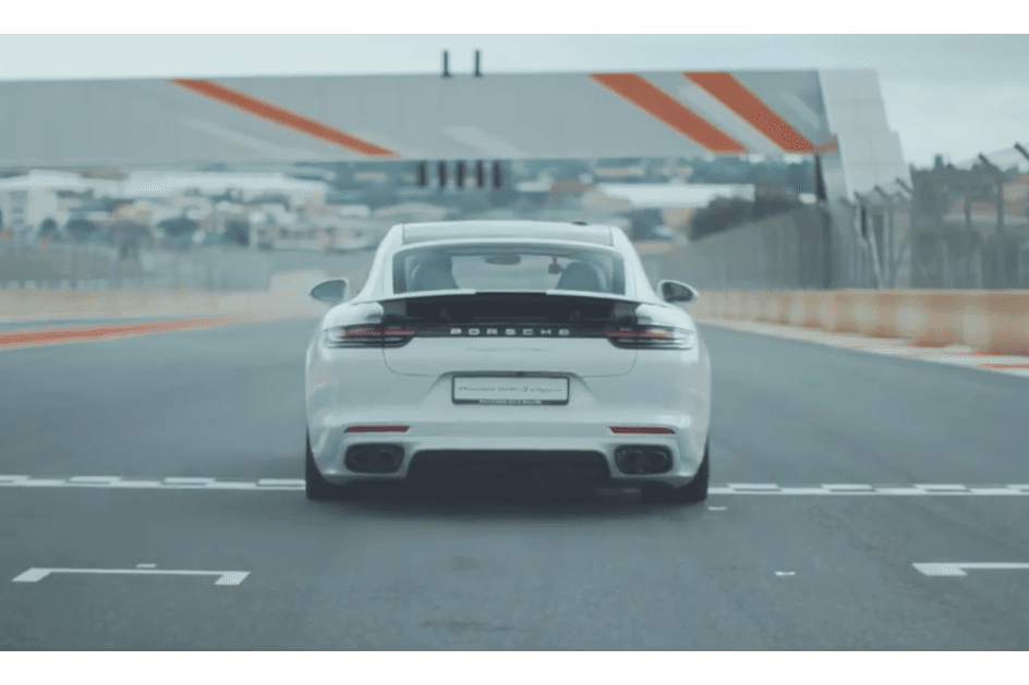Porsche Panamera reclama título de berlina híbrida mais rápida do mundo
