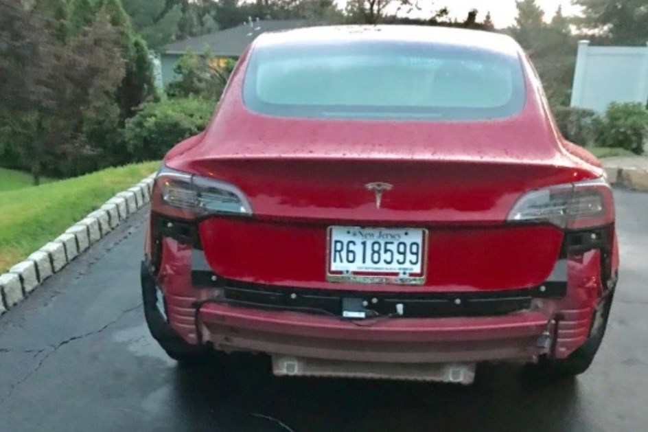 Pára-choques deste Tesla Model 3 caiu ao fim de 30 minutos…