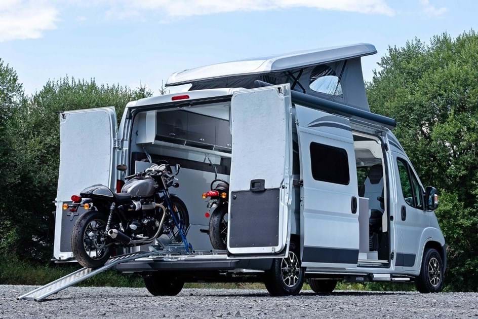 Esta caravana Citroën Jumper tem solução para tudo, até para as suas motos