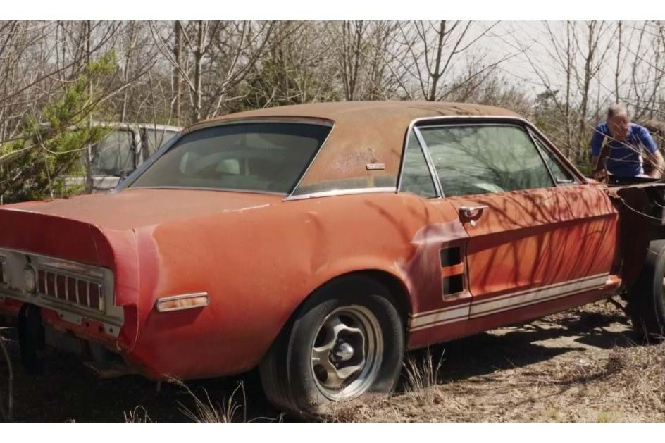 Um dos Ford Mustang mais valiosos do mundo foi encontrado num campo
