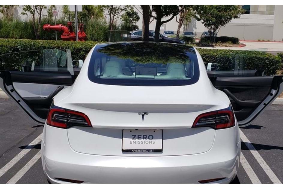 Consegue perceber o que está errado com este Tesla Model 3?