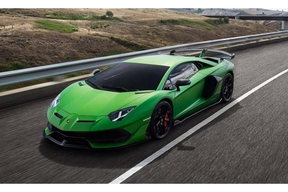 Lamborghini Aventador SVJ de 770 cv lado a lado com um caça - Drive-in -  Aquela Máquina