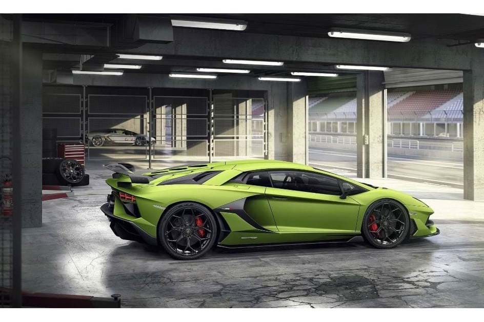 Lamborghini Aventador SVJ de 770 cv lado a lado com um caça - Drive-in -  Aquela Máquina