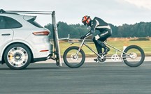 Bicicleta chegou aos 240 km/h à boleia de um Porsche Cayenne