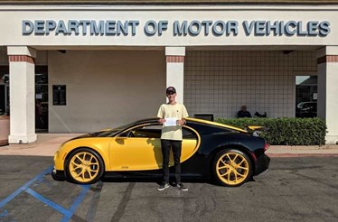Jovem de 17 anos fez exame de condução num. Bugatti Chiron!