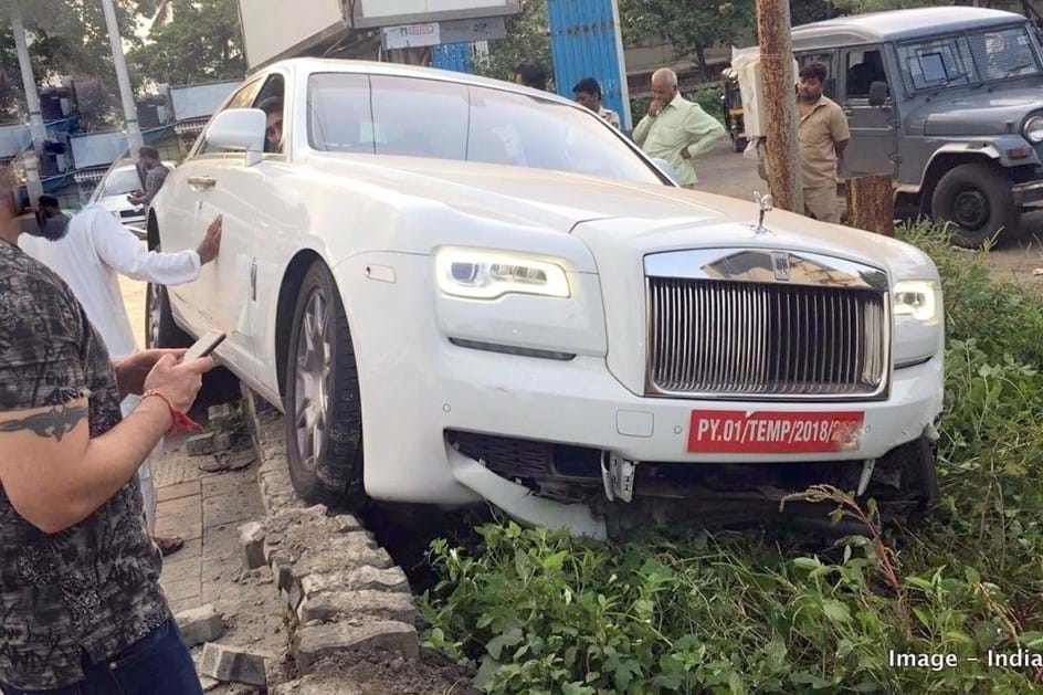 Comprou Rolls-Royce de 860.000 € na Índia e destruiu-o no primeiro dia