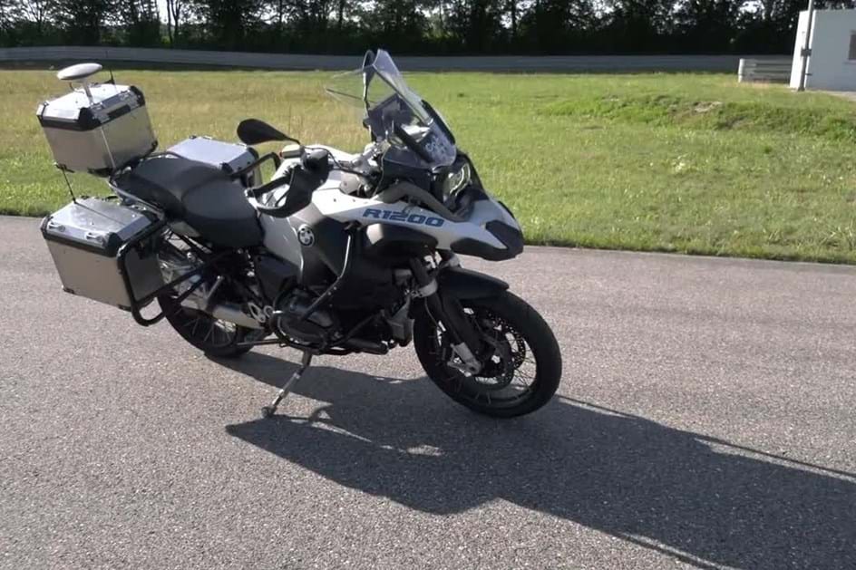 BMW criou moto que anda sozinha!